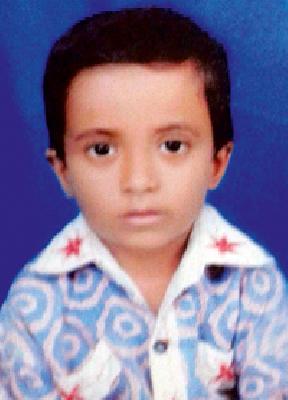 Kite caught alive | पतंग पकडणे जिवावर बेतले