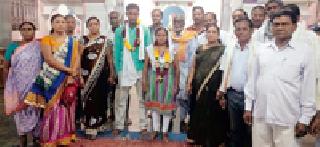 The police interlocutory wedded love lover | पोलिसांच्या मध्यस्थीने प्रेमीयुगूल विवाहबद्ध The police interlocutory wedded love lover | पोलिसांच्या मध्यस्थीने प्रेमीयुगूल विवाहबद्ध