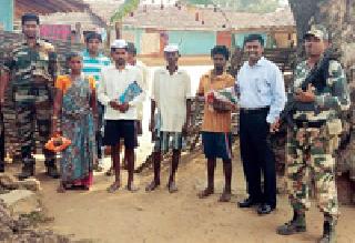 Problems with the Naxal family aware of the Additional Superintendent of Police | अप्पर पोलीस अधीक्षकांंनी जाणल्या नक्षल कुटुंबाच्या समस्या Problems with the Naxal family aware of the Additional Superintendent of Police | अप्पर पोलीस अधीक्षकांंनी जाणल्या नक्षल कुटुंबाच्या समस्या