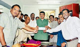 Prakashan for the drought-affected people of the hill | टेकडी गणेशाचा दुष्काळग्रस्तांना प्रसाद