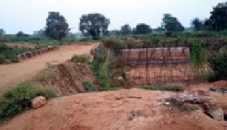 Bridge work partially ... | पुलाचे काम अर्धवट... Bridge work partially ... | पुलाचे काम अर्धवट...