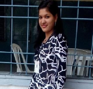 A woman was killed and two others injured in a road accident | लोकलमधून पडून एका विद्यार्थिनीचा मृत्यू, २ जखमी A woman was killed and two others injured in a road accident | लोकलमधून पडून एका विद्यार्थिनीचा मृत्यू, २ जखमी