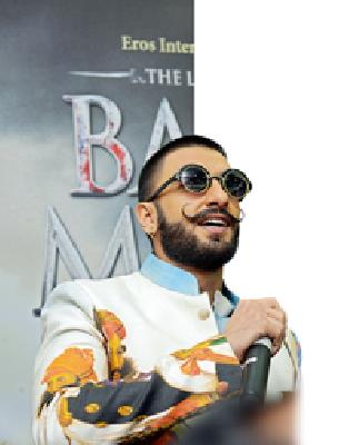 If I am paired with Deepika, then I am happy | दीपिकासोबत माझी जोडी गाजली तर आनंदच If I am paired with Deepika, then I am happy | दीपिकासोबत माझी जोडी गाजली तर आनंदच