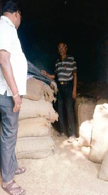 Harodoli illegal reserves of 78 quintals | हरदोली ७८ क्विंटल धानाचा अवैध साठा Harodoli illegal reserves of 78 quintals | हरदोली ७८ क्विंटल धानाचा अवैध साठा