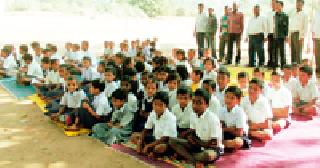 Open School in Kirkapur | कर्कापुरात उघड्यावर भरली शाळा Open School in Kirkapur | कर्कापुरात उघड्यावर भरली शाळा
