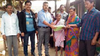 Police officers | पोलीस अधिकारी नक्षल्यांच्या दारी