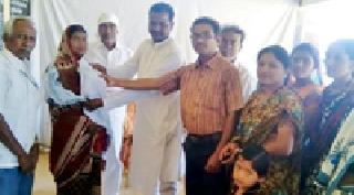 Support for helpless women from clothes | वस्त्रदानातून असहाय महिलेला आधार Support for helpless women from clothes | वस्त्रदानातून असहाय महिलेला आधार