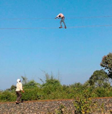 The creature hanged ... | जीव ताराला टांगला... : The creature hanged ... | जीव ताराला टांगला... :