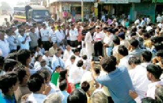 Stop the way for the farmer's farming | ढाणकीत शेतकऱ्यांचा रास्ता रोको