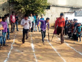 And the disabled students also started ... | आणि अपंग विद्यार्थीही धावू लागले... And the disabled students also started ... | आणि अपंग विद्यार्थीही धावू लागले...