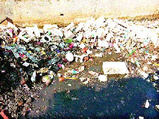 Due to open drains health hazard | उघड्या नाल्यांमुळे आरोग्य धोक्यात