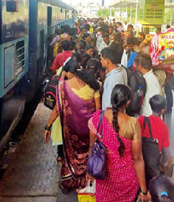 Rush in Mumbai railway stations | मुंबई रेल्वे गाड्यांत गर्दी Rush in Mumbai railway stations | मुंबई रेल्वे गाड्यांत गर्दी