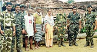 District Superintendent of Police reached the house of Naxal families | जिल्हा पोलीस अधीक्षक पोहोचले नक्षल कुटुंबांच्या घरी