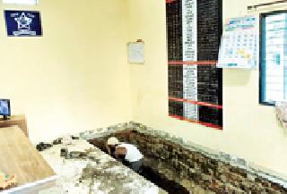 Excavation in the Thane Kendra: | ठाणेदार कक्षात खोदकाम :