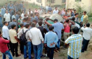 Half of the worker stuck in a cement mixer | सिमेंट मिक्सरमध्ये हात अडकलेल्या कामगाराची दीड तास मृत्यूशी झुंज Half of the worker stuck in a cement mixer | सिमेंट मिक्सरमध्ये हात अडकलेल्या कामगाराची दीड तास मृत्यूशी झुंज