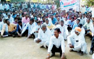 Hundreds of farmers farmed in Kurkheda SDO office | कुरखेडा एसडीओ कार्यालयावर धडकले शेकडो शेतकरी