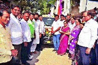 Ambulance through a friend-friend social organization | मित्रमेळा सामाजिक संघटनेतर्फे रुग्णवाहिका