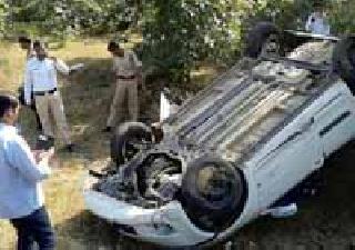One killed, two injured in car accident | कार अपघातात एक ठार, दोन जखमी