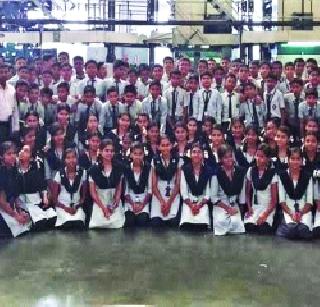 Students visit Lokmat Press | विद्यार्थ्यांनी दिली लोकमत प्रेसला भेट