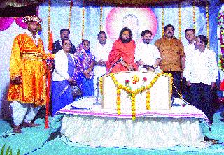 Dnyaneshwar Maharaj's character is inspirational | ज्ञानेश्वर महाराजांचे चरित्र प्रेरणादायी