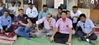 The demands of the engineers along with electricity customers were 'like' | वीज ग्राहकांसह अभियंत्यांच्या मागण्या ‘जैसे थे’