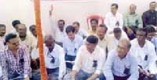 Ballarpur water closure due to employees' strike | कर्मचाऱ्यांच्या संपामुळे बल्लारपूरचे पाणी बंद Ballarpur water closure due to employees' strike | कर्मचाऱ्यांच्या संपामुळे बल्लारपूरचे पाणी बंद