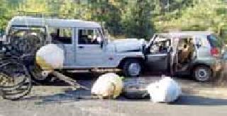 The passenger vehicle hit the car | प्रवासी वाहनाची कारला धडक