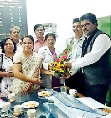 The minister reached the insurance hospital | मंत्री पोहोचले विमा रुग्णालयात