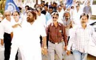 Give permanent stays to slum dwellers! | झोपडपट्टीवासीयांना स्थायी पट्टे द्या!