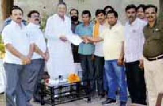 Farmers' inconvenience from traders | व्यापाऱ्यांकडून शेतकऱ्यांची अडवणूक