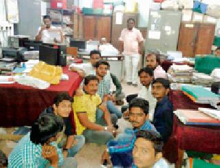 The movement of the Social Welfare Officer | समाजकल्याण अधिकाऱ्याच्या कक्षात ठिय्या आंदोलन