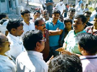 Reward the money only then lift the dead body | आधी मोबदला द्या नंतरच मृतदेह उचला