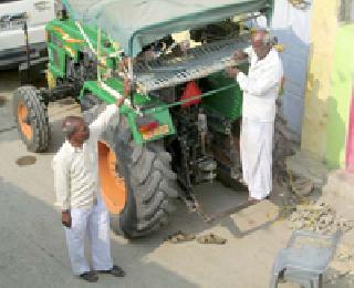 'Cot' built on tractor for comfort | दगदगीतून आरामासाठी ट्रॅक्टरवरच बांधली ‘खाट’