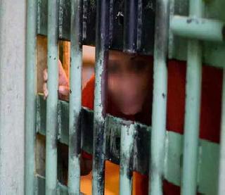 Corruption broke out in the house; 38 women flee | सुधारगृहात तोडफोड; ३८ महिलांचे पलायन Corruption broke out in the house; 38 women flee | सुधारगृहात तोडफोड; ३८ महिलांचे पलायन