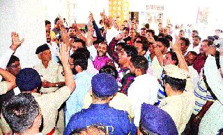 Confusion of pro-Hindu organizations in Ayodhya | हिंदुत्ववादी संघटनांचा आयुक्तालयात गोंधळ Confusion of pro-Hindu organizations in Ayodhya | हिंदुत्ववादी संघटनांचा आयुक्तालयात गोंधळ