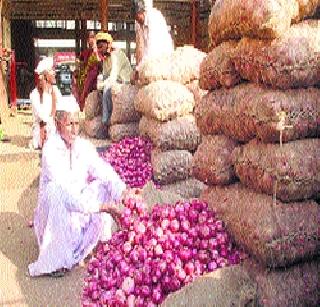Onion prices fall; Downward trend | कांदा दरात घसरण; आवकही घटली Onion prices fall; Downward trend | कांदा दरात घसरण; आवकही घटली