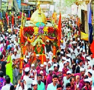The glorious procession of 'Shree' in the house | अलंकापुरीत ‘श्रीं’ची वैभवी मिरवणूक