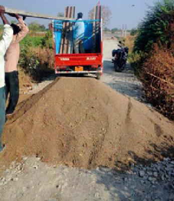 Mtimisheit sand for the cement road | सिमेंट रस्त्यासाठी मातीमिश्रीत रेती Mtimisheit sand for the cement road | सिमेंट रस्त्यासाठी मातीमिश्रीत रेती