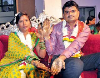 Mehandi's color enhanced by the voice of Sakhi | सखींच्या स्वरांनी वाढविला मेहंदीचा रंग