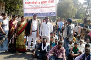 Adivasi Bundhav got off the road | आदिवासीबांधव उतरले रस्त्यावर Adivasi Bundhav got off the road | आदिवासीबांधव उतरले रस्त्यावर