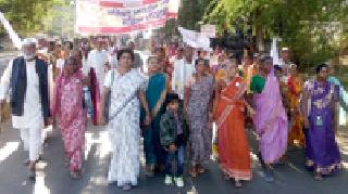 Female road for various demands | विविध मागण्यांकरिता महिला रस्त्यावर Female road for various demands | विविध मागण्यांकरिता महिला रस्त्यावर
