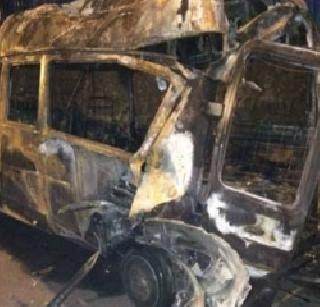 The explosion in the Thane Ambulance, one day's chimukala died | ठाण्यात अँब्युलन्समध्ये स्फोट, एका दिवसाचा चिमुकला मृत्यूमुखी The explosion in the Thane Ambulance, one day's chimukala died | ठाण्यात अँब्युलन्समध्ये स्फोट, एका दिवसाचा चिमुकला मृत्यूमुखी