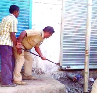 Forest Department hammer on unauthorized constructions | अनधिकृत बांधकामांवर वनविभागाचा हातोडा Forest Department hammer on unauthorized constructions | अनधिकृत बांधकामांवर वनविभागाचा हातोडा