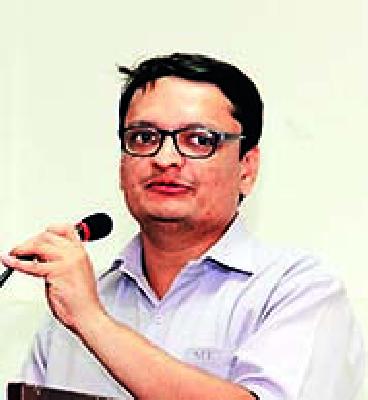 I will eat banana for years! | केळी मी खाईन सालं तुम्ही उचला!