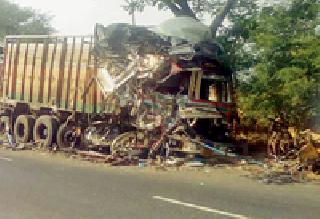 One killed in truck accident | ट्रक अपघातात एक ठार One killed in truck accident | ट्रक अपघातात एक ठार