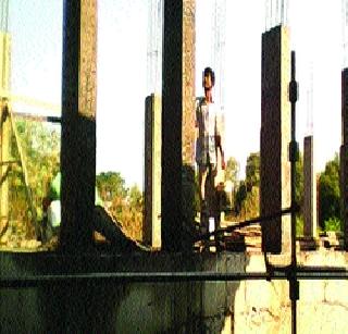 The toilets started in the jam are continuing | ठप्प पडलेल्या शौचालयाचे काम अखेर सुरू The toilets started in the jam are continuing | ठप्प पडलेल्या शौचालयाचे काम अखेर सुरू