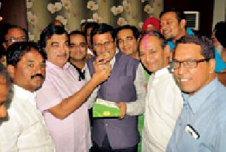 'Maghari' annoyed in Congress | ‘माघारी’ने काँग्रेसमध्ये नाराजी