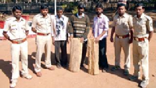 Three arrested in illegal tree plantation | अवैध वृक्षतोड करणाऱ्या तिघांना अटक