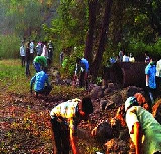 Sreesanth cleared cleanliness | श्रीसदस्यांनी केली साफसफाई