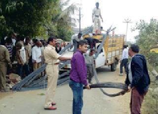 Three students injured in cargo hit | मालवाहूच्या धडकेत तीन विद्यार्थी जखमी